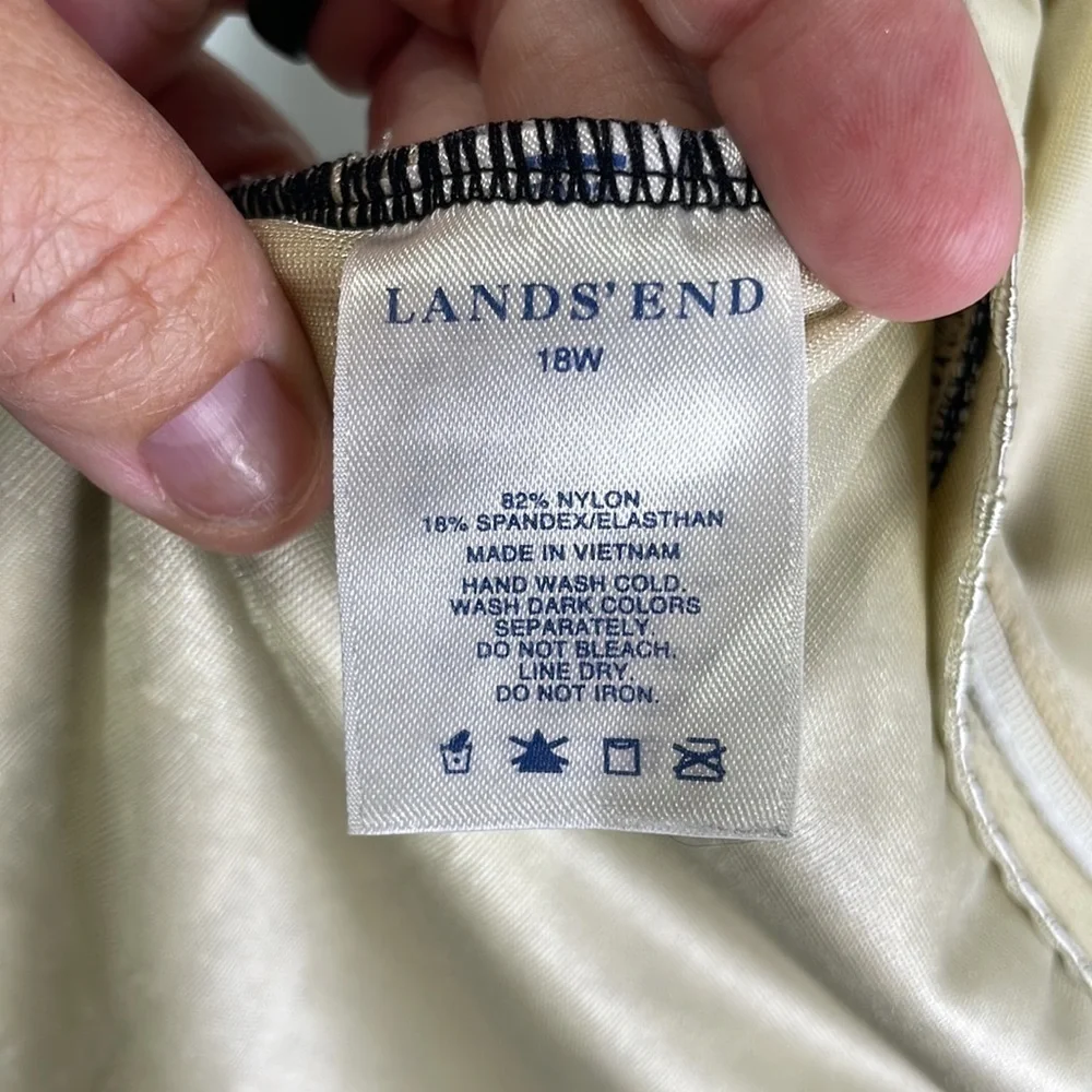 Lands’ End black gray white underwire tankini top